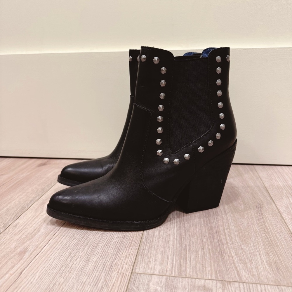 Dingo stay sassy black leather studded western booties, 8.5